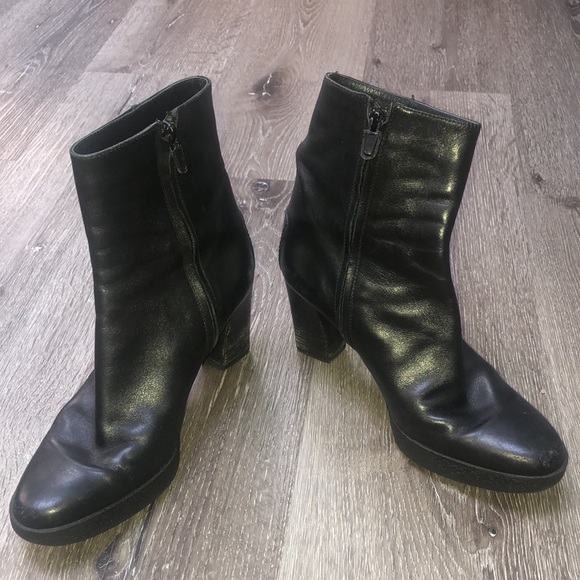 Tod’s Classic Leather Bootie Side Zip Stacked Heel - Picture 5 of 9